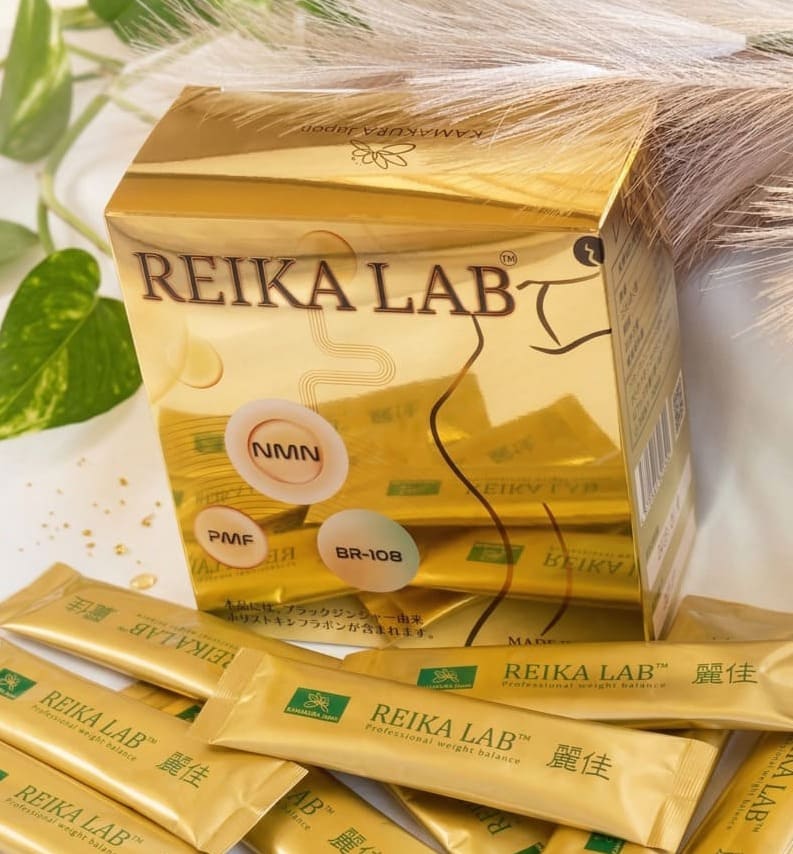 グラスを持つ手